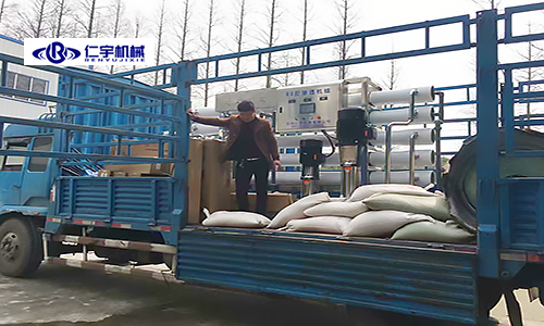 仁宇机械今天发货啦,10吨反渗透设备走起