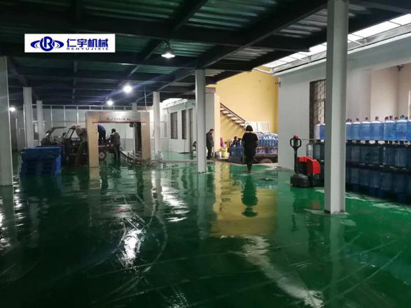 一套桶装水灌装设备多少钱?桶装水灌装水灌装机厂家这样回答